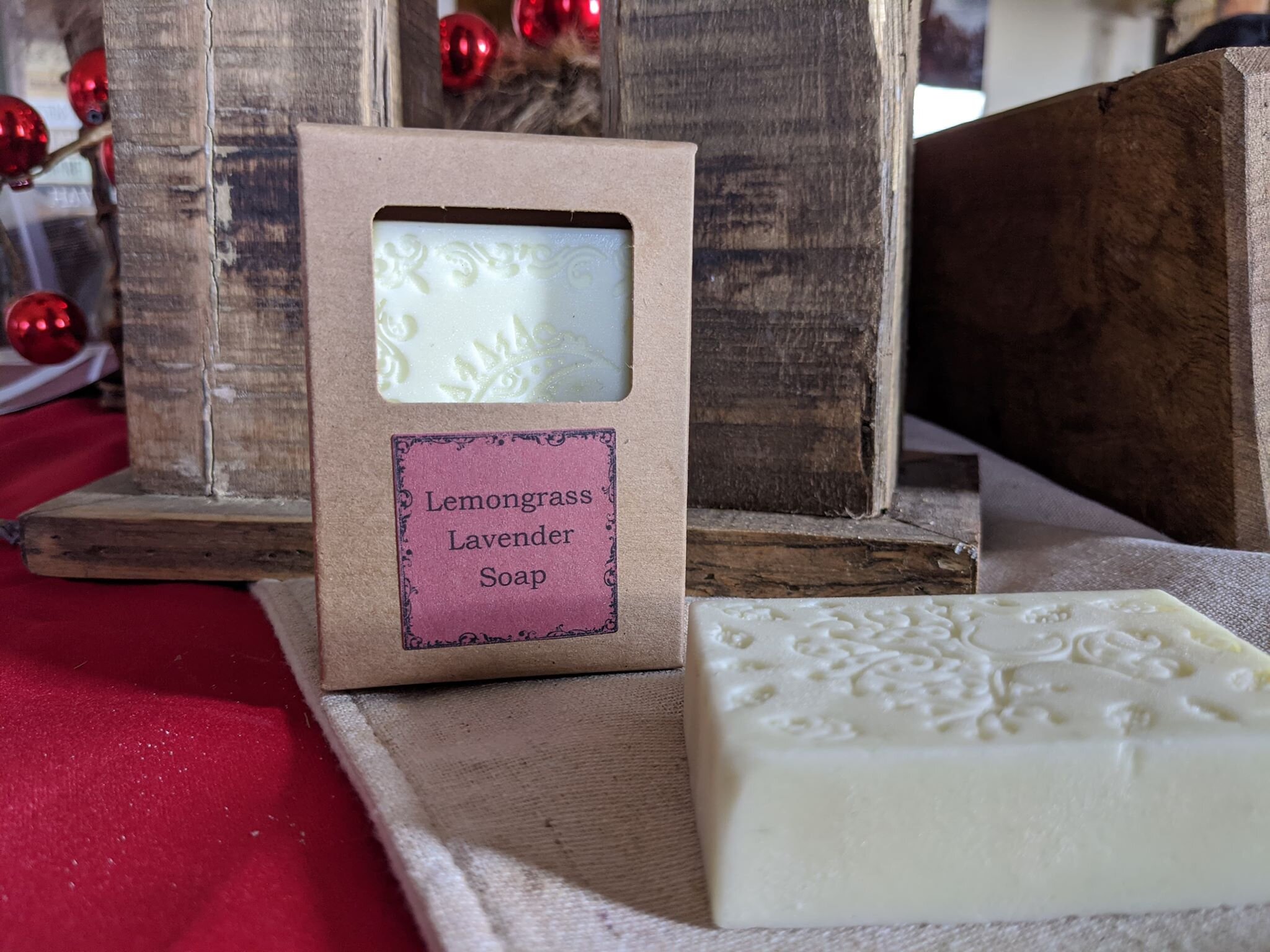 Lemongrass Lavender Soap - The Simply Good Goats Milk Lemongrass Lavender Soap is made using 100% Pure Therapeutic Grade Lemongrass and Bulgarian Lavender Essential Oils.  This soap was designed to relieve stress, promote relaxation and fight depression.  Lemongrass and Bulgarian Lavender Essential Oils are known to have antibacterial and anti-inflammatory properties.